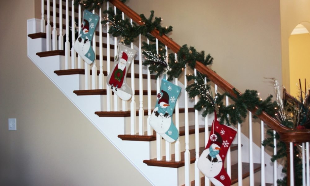 25 ideas for christmas staircase decorations 25 ideas for christmas staircase decorations