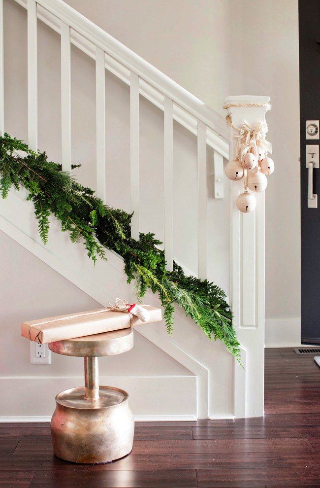 25 Ideas for Christmas Staircase Decorations