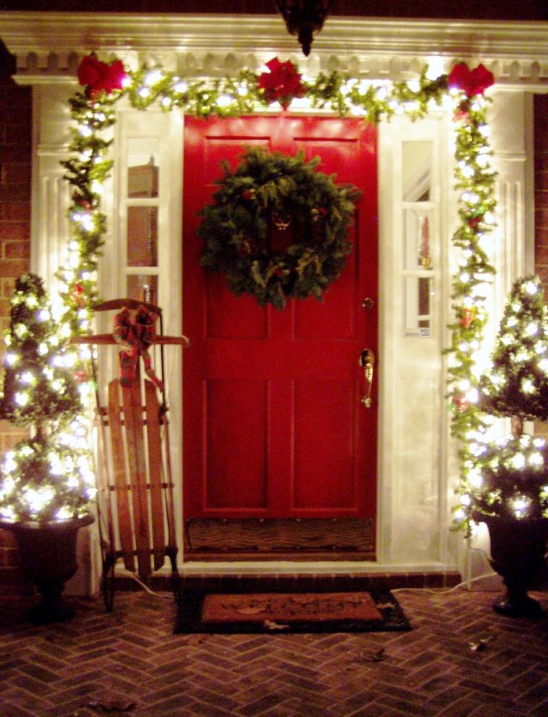 25 Amazing Christmas Front Porch Decorating Ideas - Instaloverz