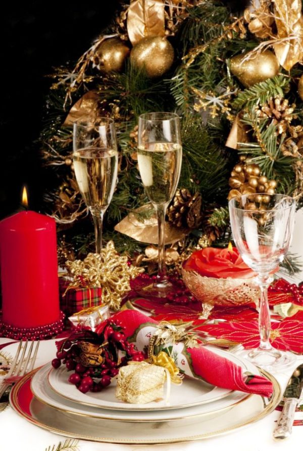 25 Ideas To Decorate Dining Table For Christmas - Instaloverz