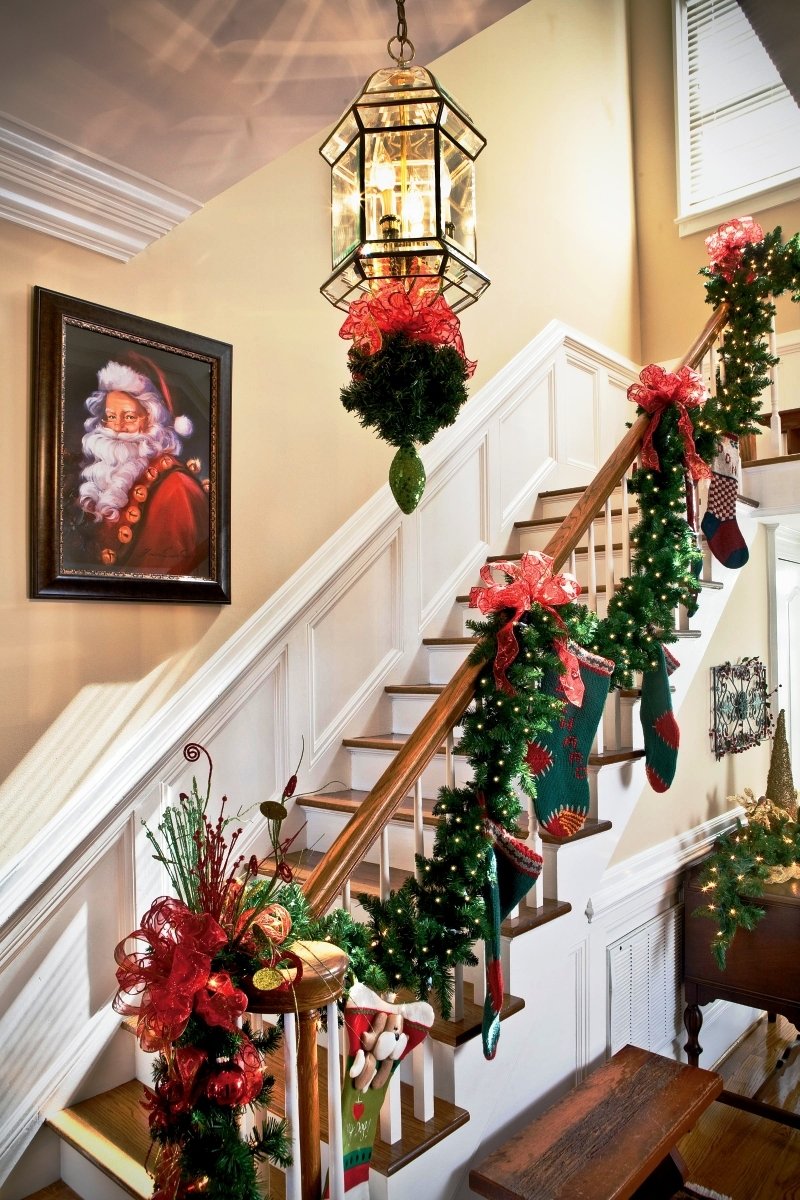 25 Ideas for Christmas Staircase Decorations