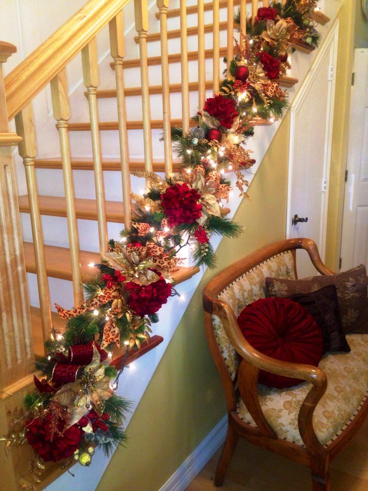25 Ideas for Christmas Staircase Decorations