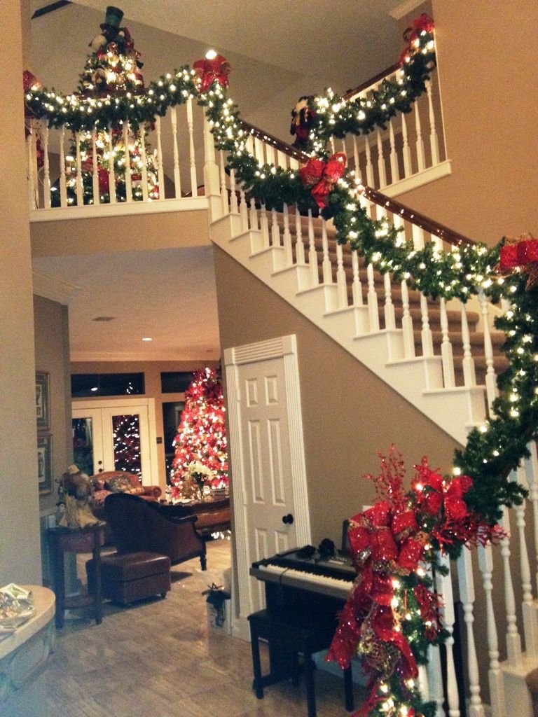 10 Beautiful Christmas Staircase Decorations Ideas For You To Try - Instaloverz