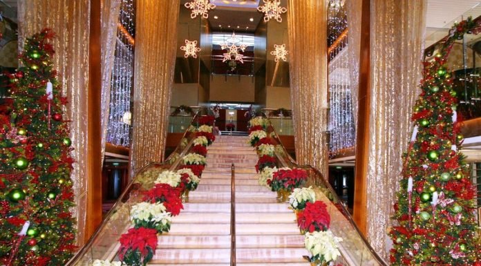 10 Beautiful Christmas Staircase Decorations Ideas For You To Try
